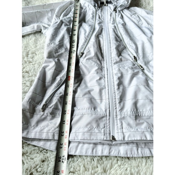 EUC Athleta White Gray Striped Windbreaker Hooded Jacket Size XSmall Thumbholes - Picture 10 of 15